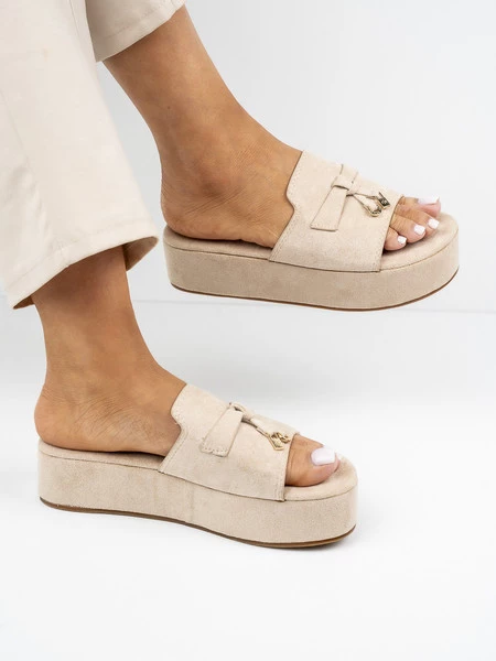 Klapki na koturnie z ozdobą w kolorze Beige