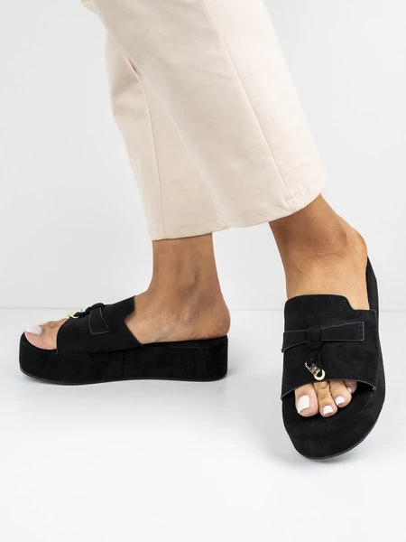 Klapki na koturnie z ozdobną klamrą w kolorze Black