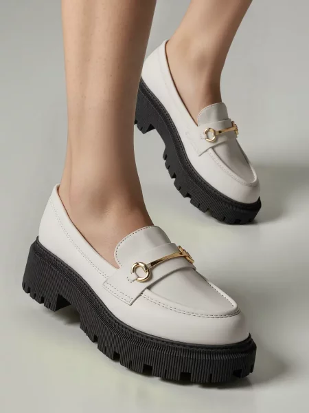 Damskie Mokasyny CARLA WHITE – Subtelna Elegancja z Wyrazistym Detalem
