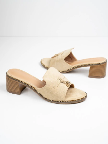 Klapki na obcasie z ozdobnym detalem w kolorze Beige