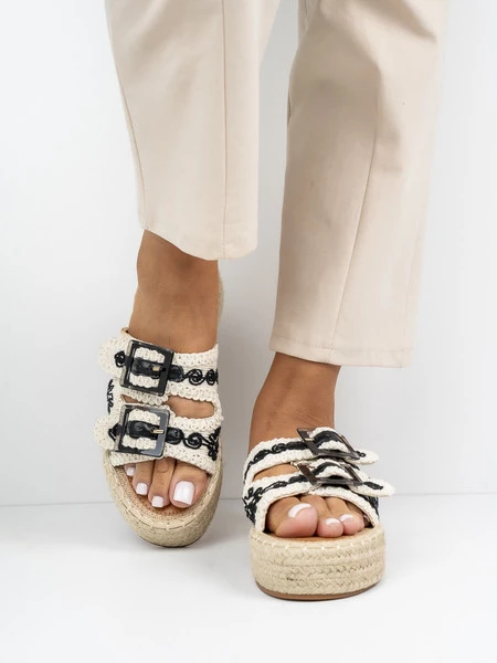 Klapki na koturnie z ozdobnym haftem i klamrami w kolorze Black