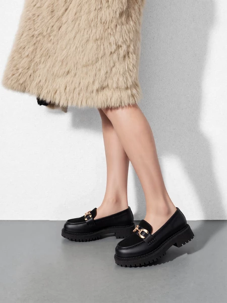 Mokasyny eleganckie z ozdobnym łańcuchem w kolorze Black