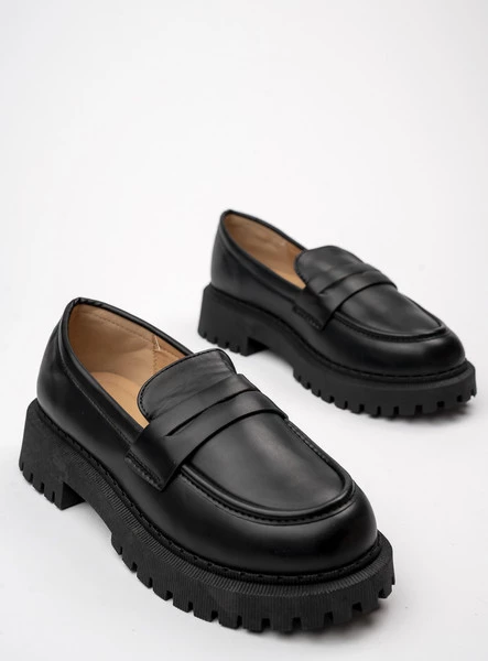 Damskie Mokasyny LAURA BLACK – Minimalistyczna Elegancja z Masywną Podeszwą