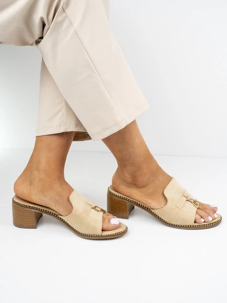 Klapki na obcasie z ozdobnym detalem w kolorze Beige