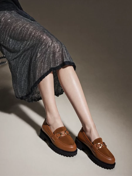 Mokasyny z ozdobnym metalowym detalem Camel