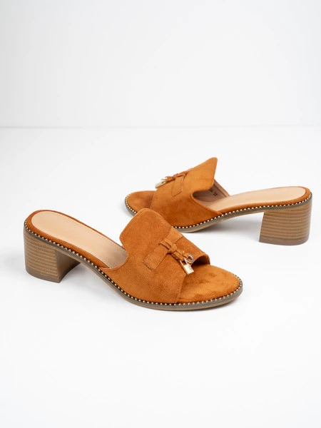 Klapki na obcasie damskie z ozdobnym detalem w kolorze Camel