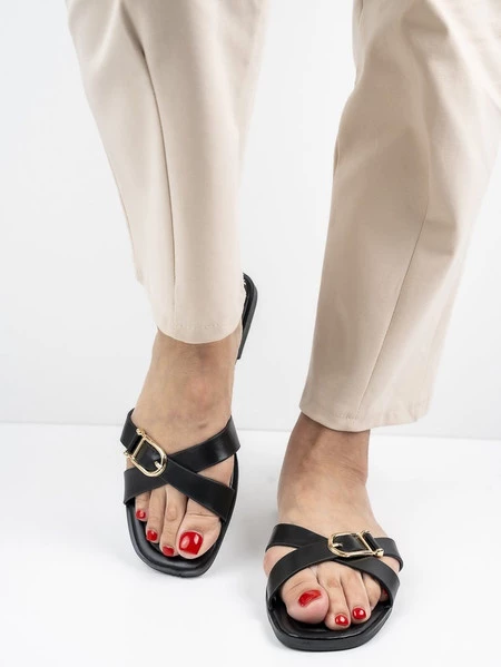 Klapki płaskie damskie z ozdobną klamrą w kolorze czarny