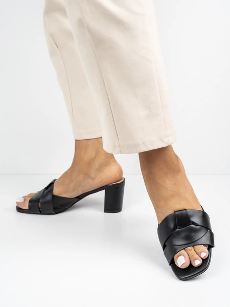 Klapki eleganckie damskie na obcasie z plecionym paskiem w kolorze Black