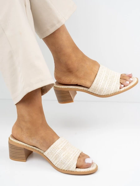 Klapki eleganckie damskie z plecionym paskiem w kolorze Beige