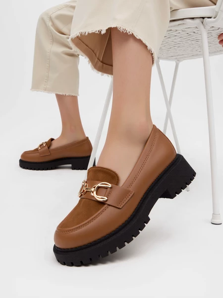 Mokasyny z ozdobnym metalowym detalem Camel