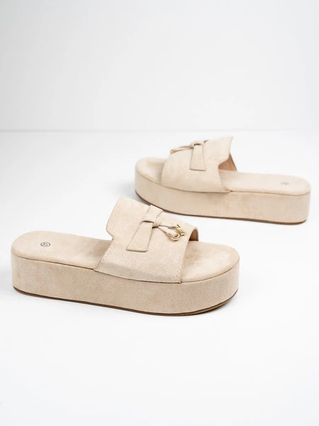 Klapki na koturnie z ozdobą w kolorze Beige