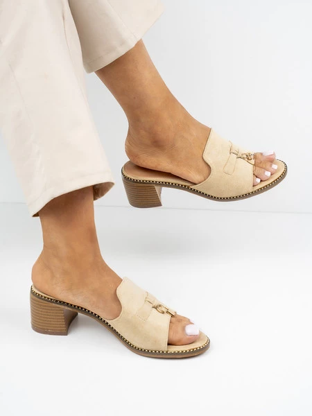 Klapki na obcasie z ozdobnym detalem w kolorze Beige