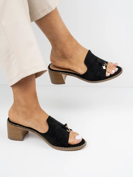 Klapki na obcasie z ozdobnym zapięciem w kolorze Black