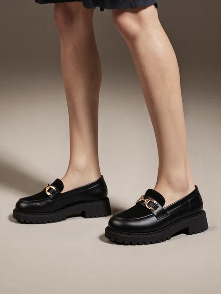 Mokasyny eleganckie z ozdobnym łańcuchem w kolorze Black