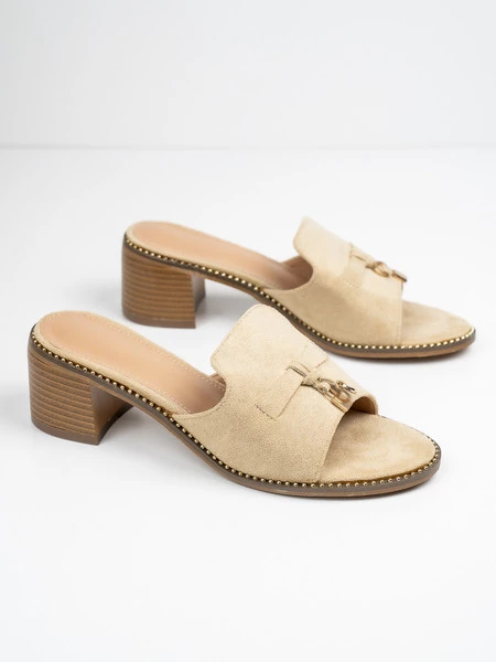 Klapki na obcasie z ozdobnym detalem w kolorze Beige