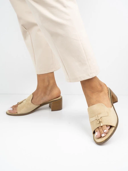 Klapki na obcasie z ozdobnym detalem w kolorze Beige