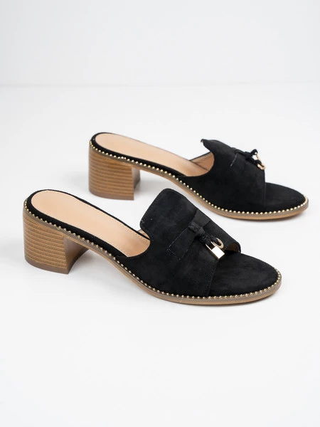 Klapki na obcasie z ozdobnym zapięciem w kolorze Black