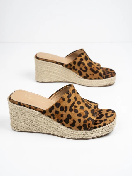 Klapki na koturnie z motywem Leopard