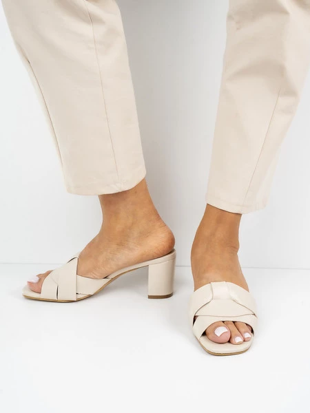 Klapki na obcasie z plecionym paskiem w kolorze BeigePU