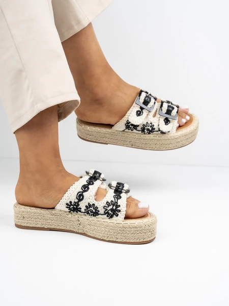 Klapki na koturnie z ozdobnym haftem i klamrami w kolorze Black