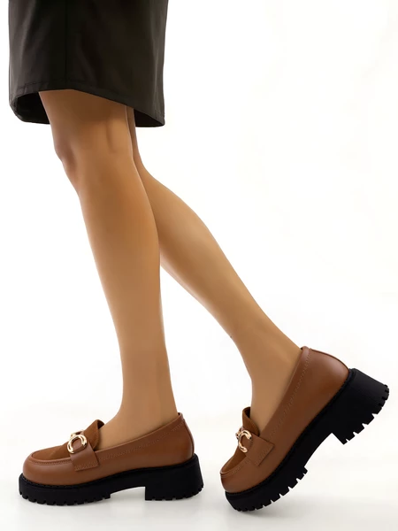 Mokasyny z ozdobnym metalowym detalem Camel