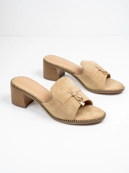 Klapki na obcasie eleganckie z ozdobnym detalem w kolorze Khaki