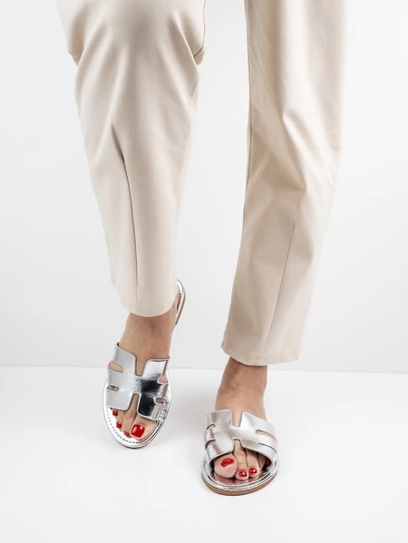 Klapki płaskie damskie z wycięciami w kolorze czarny