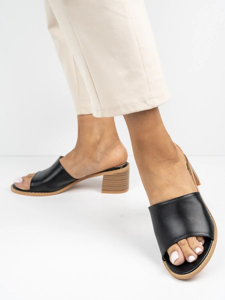 Klapki na obcasie eleganckie damskie w kolorze Black