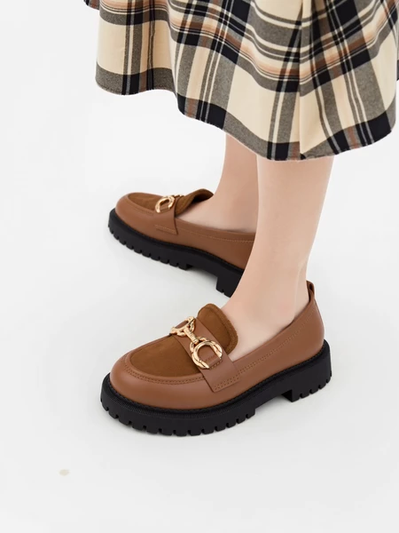 Mokasyny z ozdobnym metalowym detalem Camel