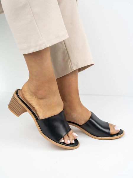 Klapki na obcasie eleganckie damskie w kolorze Black