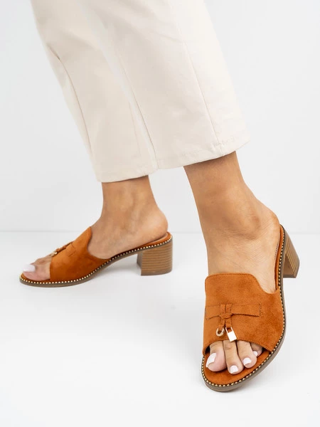 Klapki na obcasie damskie z ozdobnym detalem w kolorze Camel