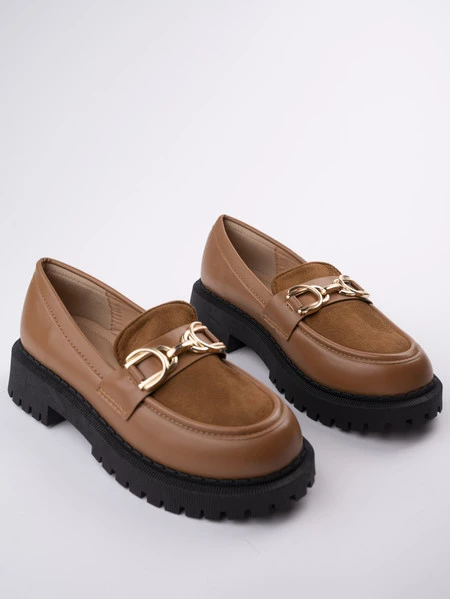 Mokasyny z ozdobnym metalowym detalem Camel