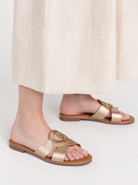 Klapki eleganckie damskie z ozdobną klamrą w kolorze Gold