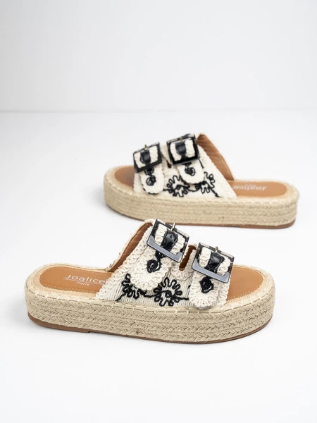 Klapki na koturnie z ozdobnym haftem i klamrami w kolorze Black