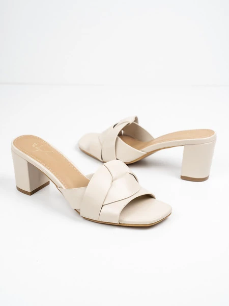 Klapki na obcasie z plecionym paskiem w kolorze BeigePU