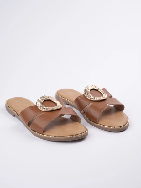 Klapki płaskie damskie ze skórzanymi paskami i złotą klamrą Camel