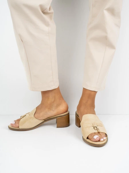 Klapki na obcasie z ozdobnym detalem w kolorze Beige